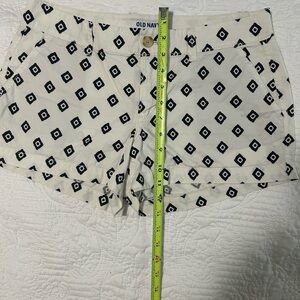 Old Navy Black and White Patterned Women Shorts